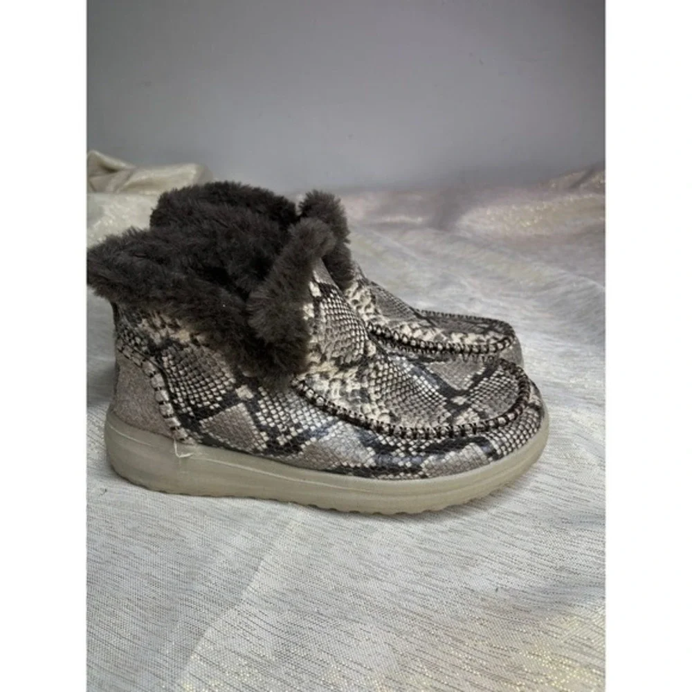 2 pairs‎ of hey dude bundle size 5